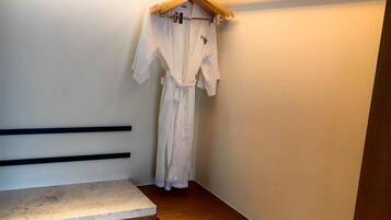 Business Room, 1 King Bed, City View | Down duvets, in-room safe, laptop workspace, soundproofing