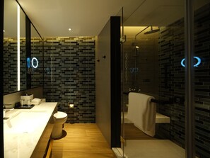 Chambre Standard, 2 lits doubles, vue sur la ville | Salle de bain | Douche, douche cascade, articles de toilette (gratuits)