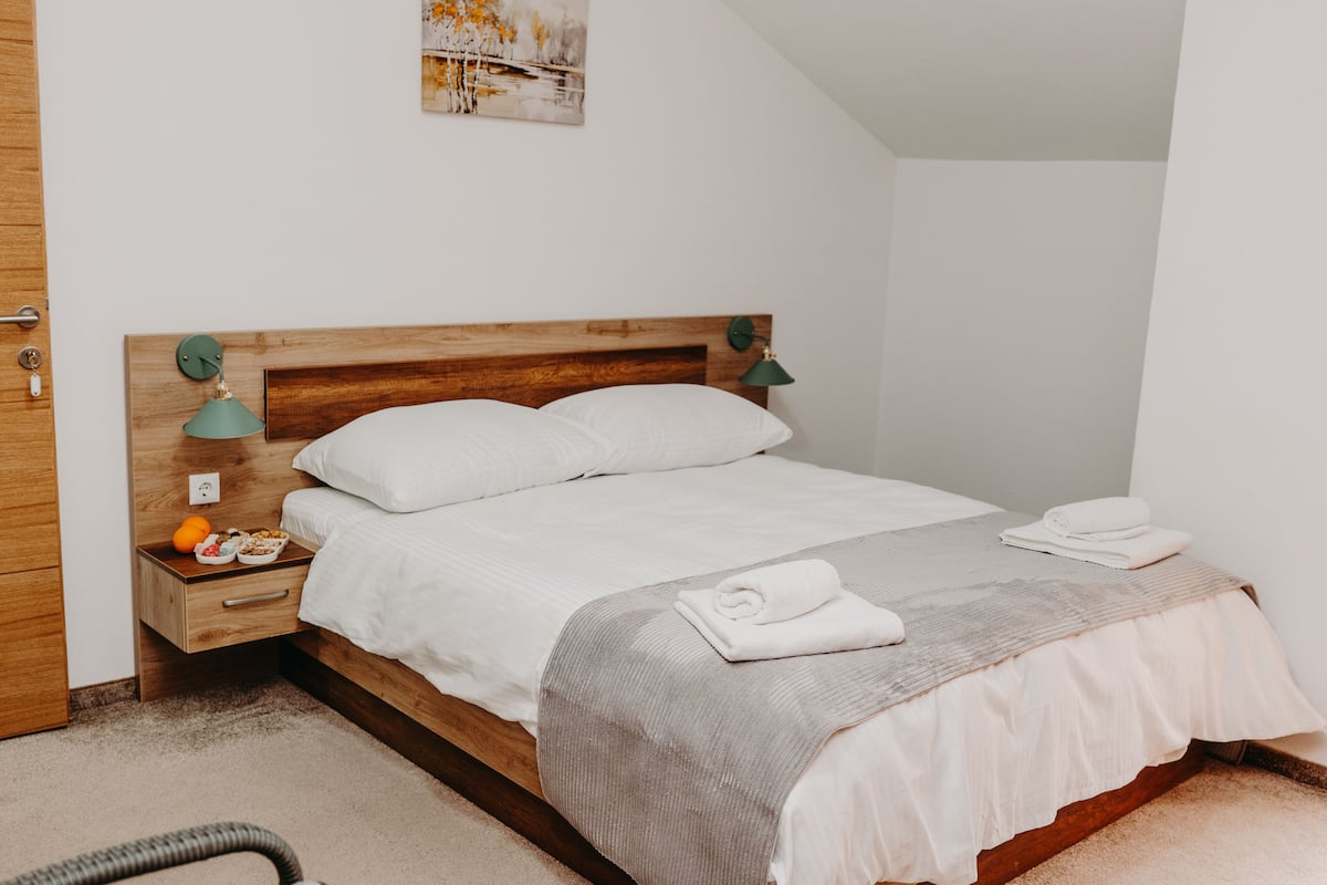 Premium bedding, down duvets, minibar, in-room safe