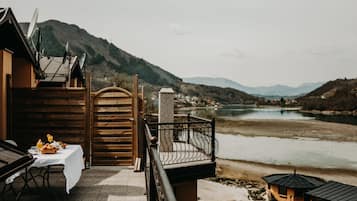 Habitación Deluxe doble, vistas al lago | Ropa de cama de alta calidad, edredones de plumas, minibar y caja fuerte