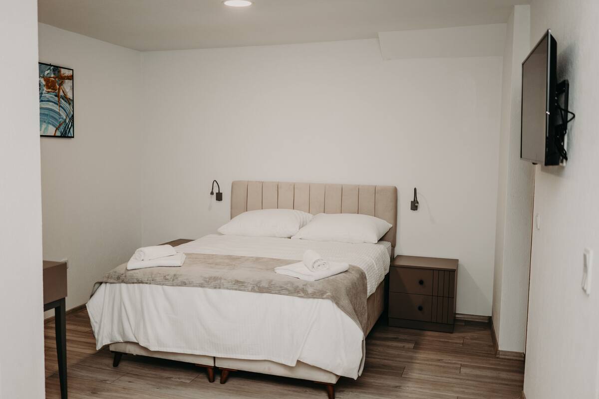 Premium bedding, down comforters, minibar, in-room safe