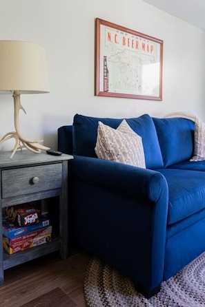 Smart-TV, Kamin, Bücher