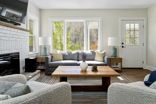 Cozy Country Cottage | Fire Pit, BBQ, Dog Friendly