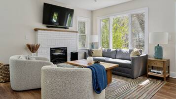 Smart TV, caminetto, libri