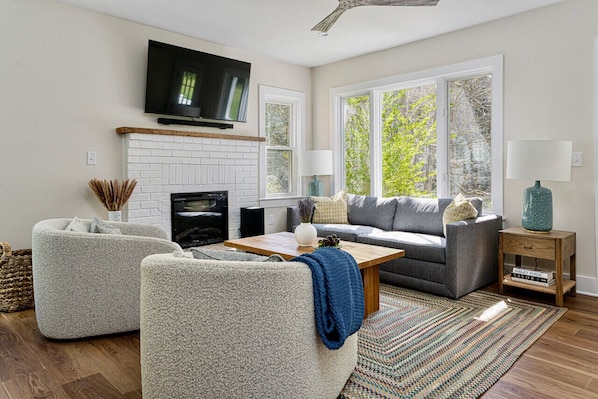 Smart-TV, Kamin, Bücher