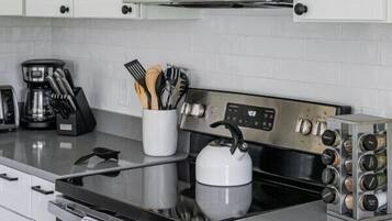 Køleskab, mikrobølgeovn, ovn, kogeplade