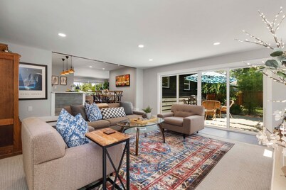 Central location close to SEA & downtown 3b2b enjoy outdoor living and hot tub!