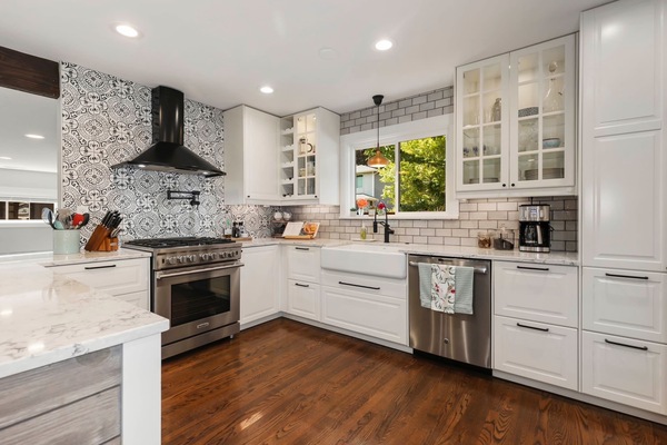 Een koelkast, een microgolfoven, een oven, een kookplaat