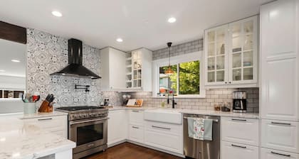 Gorgeous family home with cozy fireplaces and hot tub minutes to SEA airport