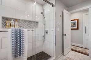 Douche, sèche-cheveux, serviettes fournies, savon