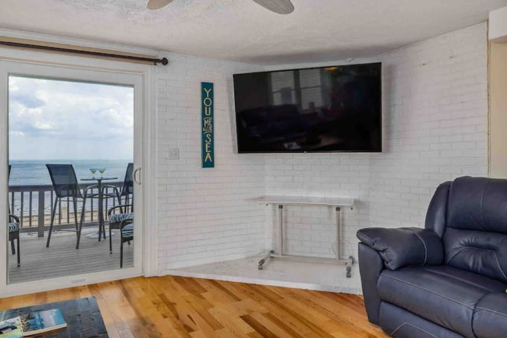 Plum Pad: Condo Overlooking the Ocean