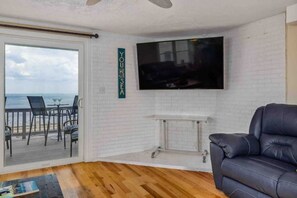 Smart TV, fireplace, stereo