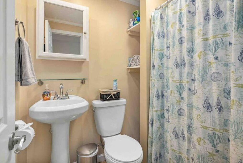 Plum Pad: Condo Overlooking the Ocean