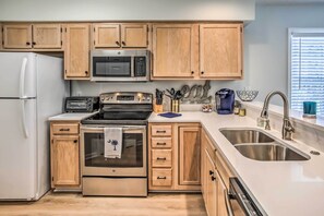 Apartment (2 Bedrooms) | Interior - 3 Community Pools: Golf Course Condo in Longs (Longs)