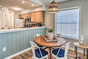 Interior - 3 Community Pools: Golf Course Condo in Longs (Longs)