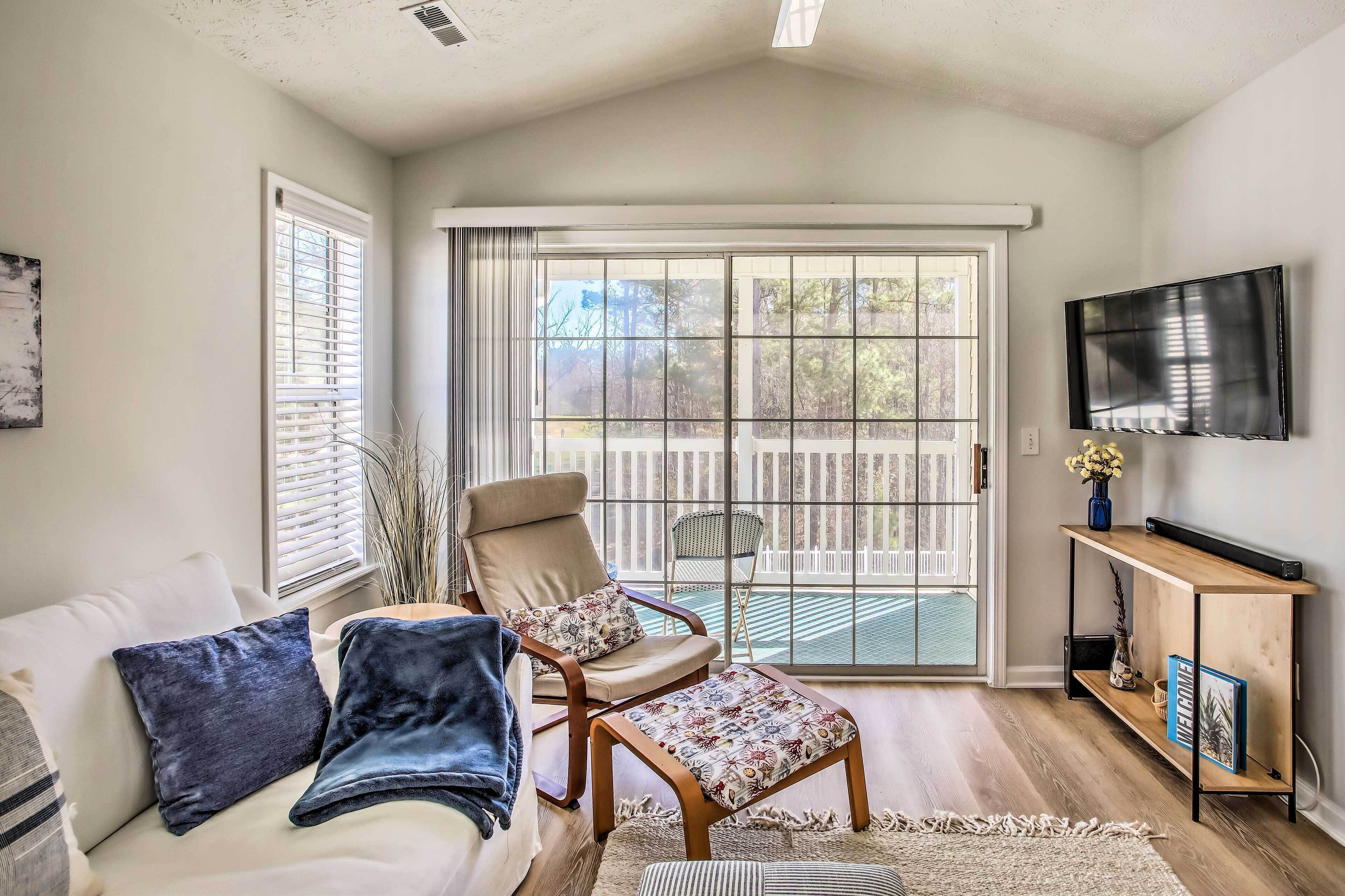 Bright & Airy Golf Course Condo Near N Myrtle