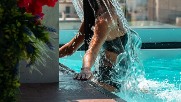 Un espace piscine offrant une vue dégagée sur les bâtiments environnants.