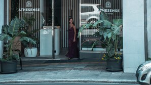Un edificio moderno con un letrero que dice "ATHESENSE CITY SUITES".
