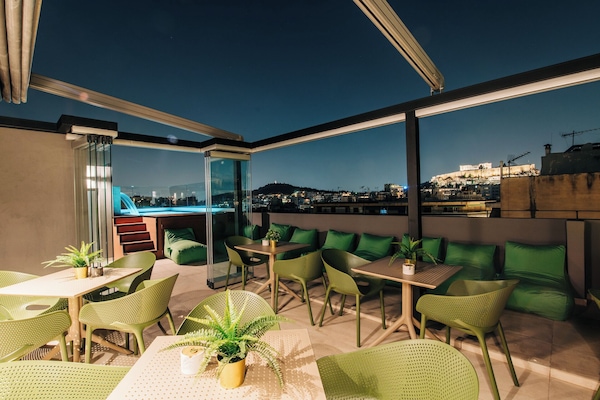 Una piscina al aire libre, sombrillas, sillones reclinables de piscina
