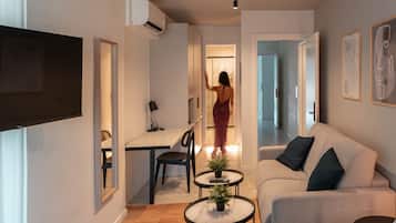 Deluxe Room | Living area | 43-inch Smart TV with digital channels, TV, Netflix