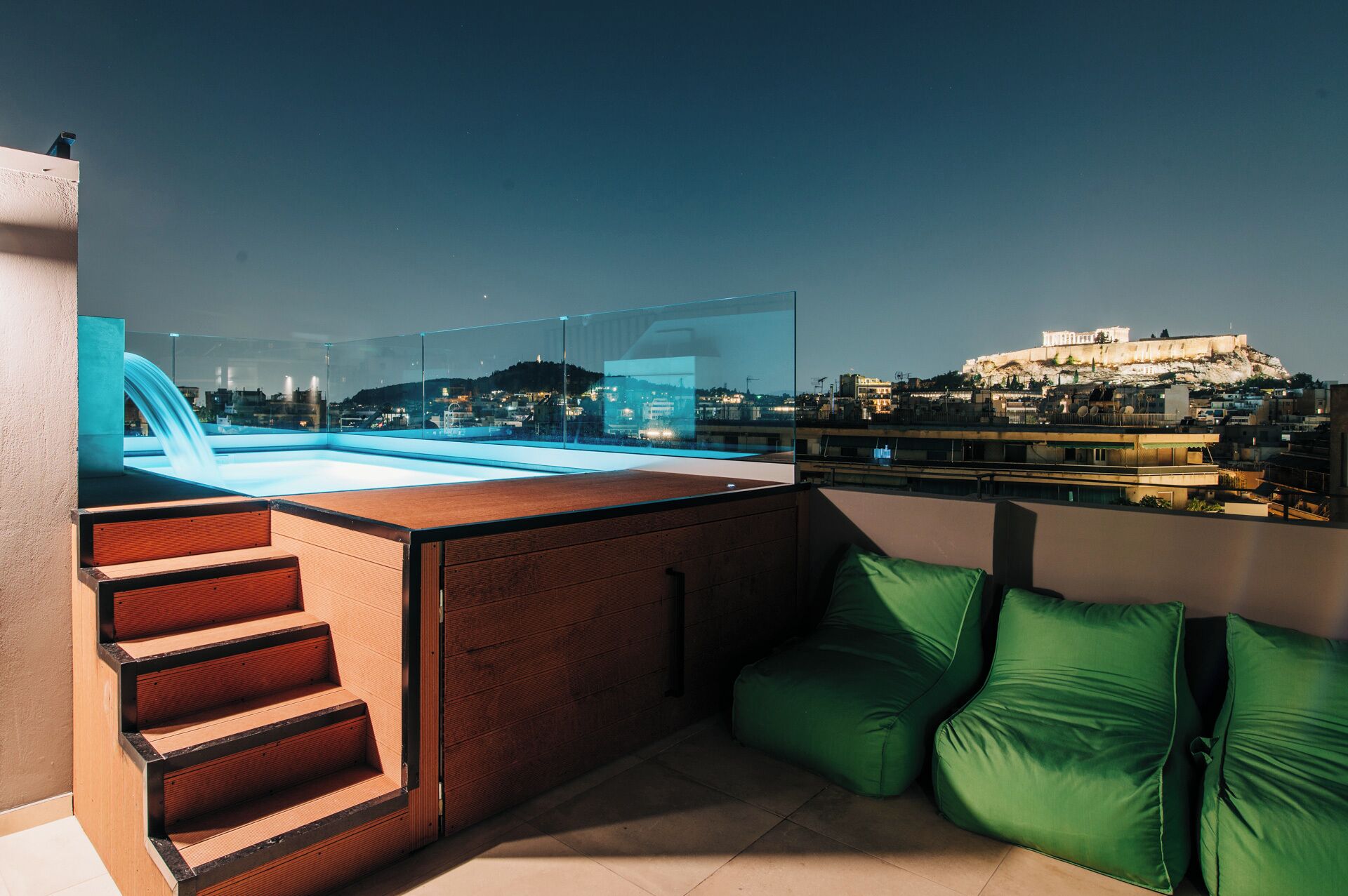 Piscine extérieure, parasols de plage, chaises longues