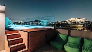 Piscine extérieure, parasols de plage, chaises longues