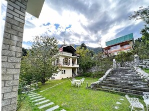 Property grounds - Pretty Room with Balcony - The Forestbound Cottage (Manali)