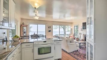 House (3 Bedrooms) | Private kitchen | Microwave, oven, stovetop, dishwasher