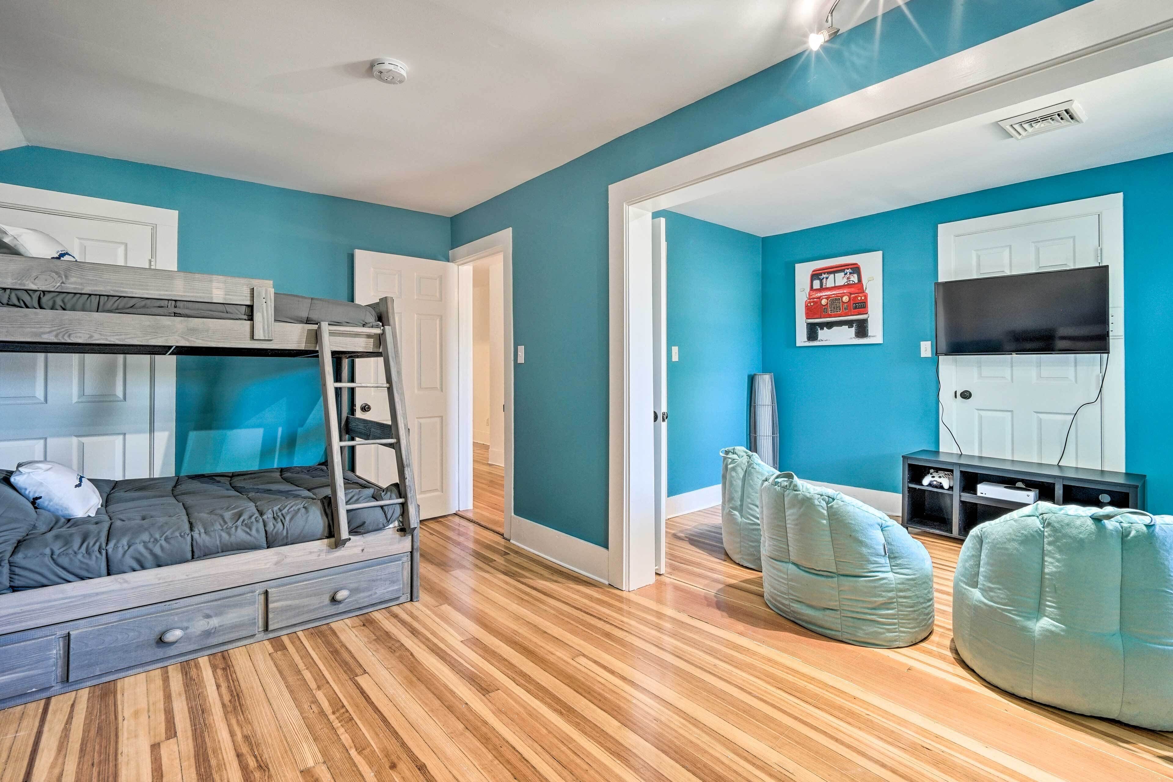 Downtown Retreat w/ Grill, Fire Pit & Wet Bar