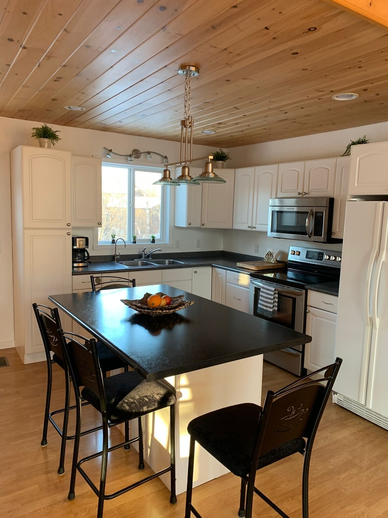 West Hawk Lake Family Paradise - just minutes from the beach