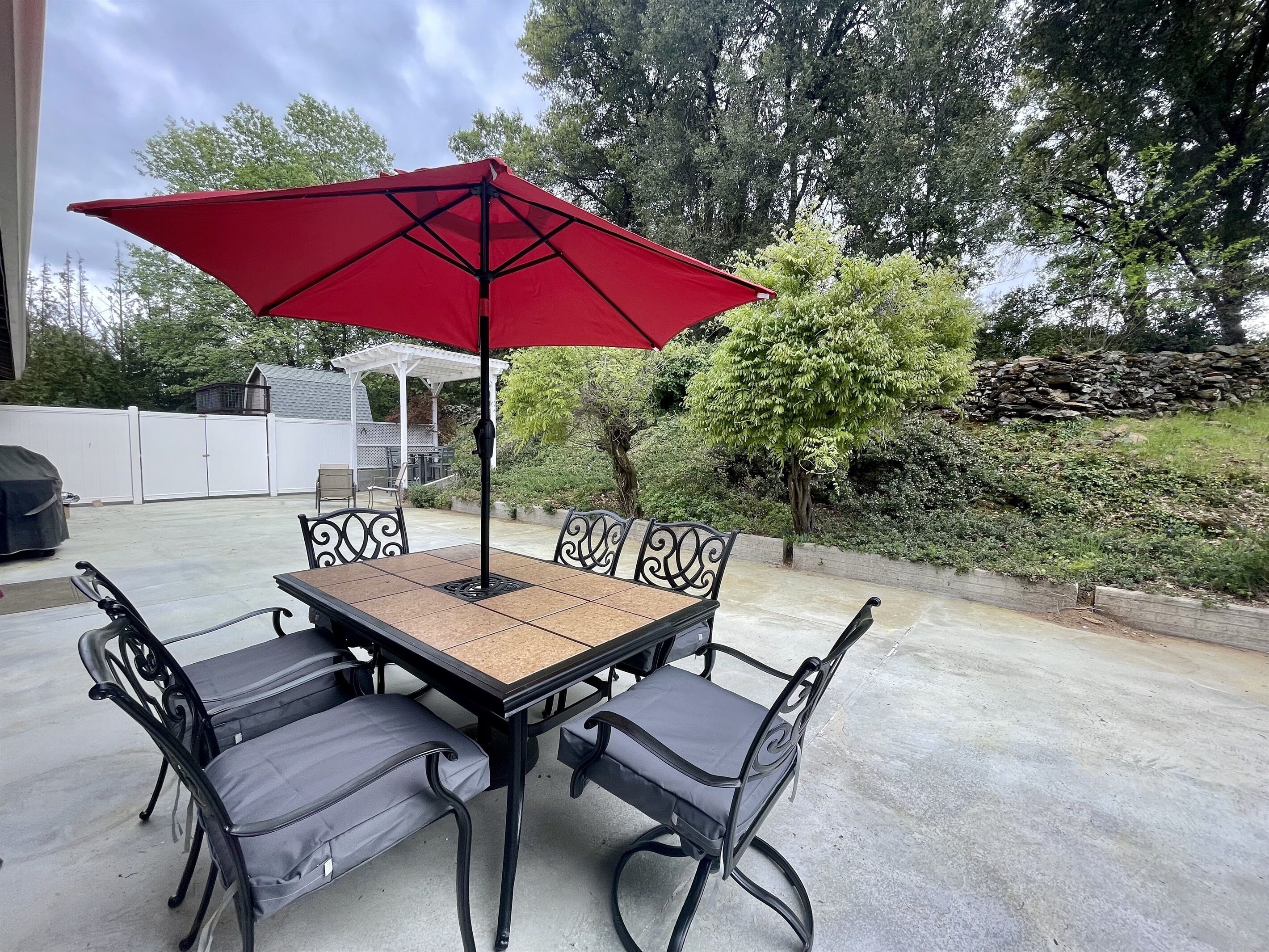 New Listing in Murphys - Come & Relax close to DownTown in this 4BR house!