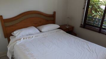 Apartemen Basic | 2 kamar tidur, Wi-Fi gratis, dan seprai linen