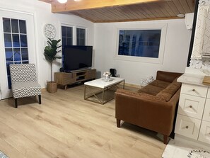 Fernseher, Kamin, DVD-Player, Tischfußball