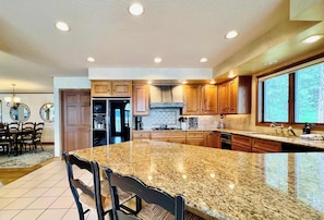 Fridge, microwave, oven, stovetop - Soaring Eagle Flathead Lake Waterfront Retreat (Rollins)
