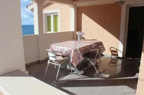 Outdoor dining - Apartment in Sevid with Seaview, Balcony, Air condition, WIFI (5169-2) (Sevid)