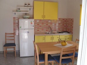 冷蔵庫、調理器具と食器