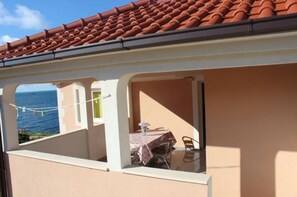 Outdoor dining - Apartment in Sevid with Seaview, Balcony, Air condition, WIFI (5169-2) (Sevid)