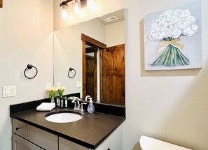 Shower, hair dryer, towels, toilet paper - Mural Place, Cool Downtown Condo (Columbia Falls)