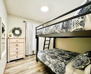 2 bedrooms, desk, iron/ironing board, travel cot - Mural Place, Cool Downtown Condo (Columbia Falls)