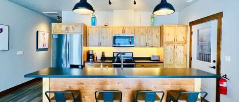 Køleskab, mikrobølgeovn, ovn, kogeplade