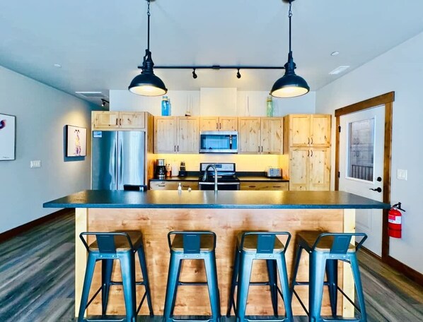 Fridge, microwave, oven, stovetop - Mural Place, Cool Downtown Condo (Columbia Falls)