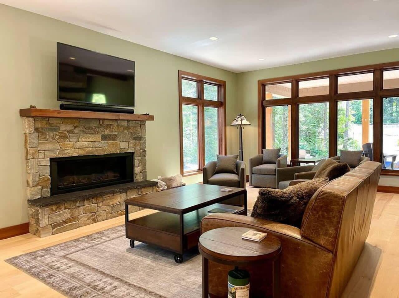 Télévision, cheminée, lecteur de DVD, espaces bureaux