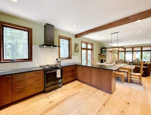 冷蔵庫、電子レンジ、オーブン、コンロ