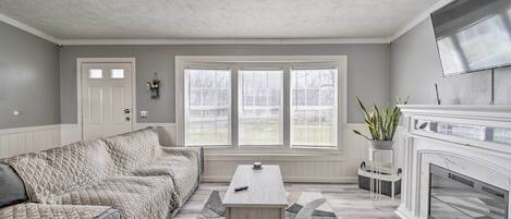 Cottage (3 Bedrooms) | Living area | TV, fireplace