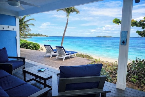 Bella Vista Breeze - Beachfront Oasis awaits your arrival.