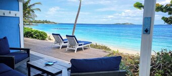 Bella Vista Breeze - Beachfront Oasis awaits your arrival.