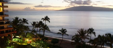 在海滩、沙滩椅、沙滩毛巾