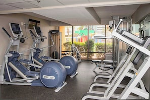 Ein Fitnessstudio mit Laufbändern, Crosstrainern und Krafttrainingsgeräten.