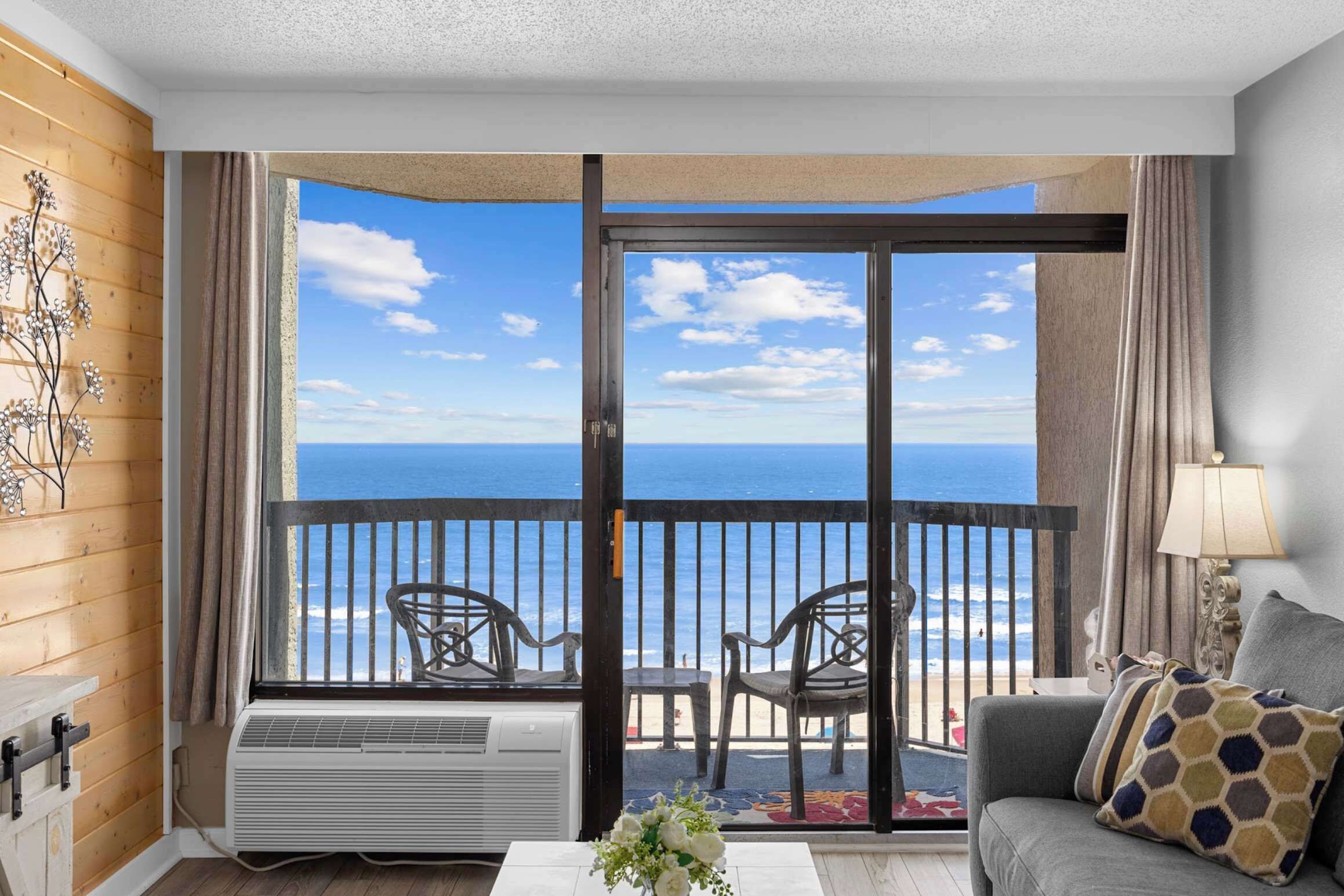 Televisión, chimenea y oficina 