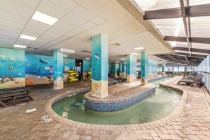 من حمّامات السباحة المغطاة